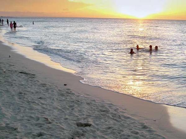 Al abrirse los hoteles también se abren las playas, como Varadero, aunque aún persisten vestigios del "apartheid" que operó durante décadas.