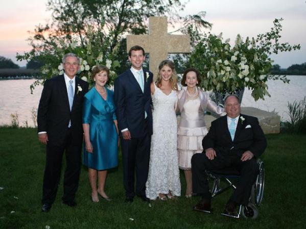Bush calificó como "espectacular" la doda de su hija, de 26 años, realizada al atardecer del sábado en su finca de Texas.