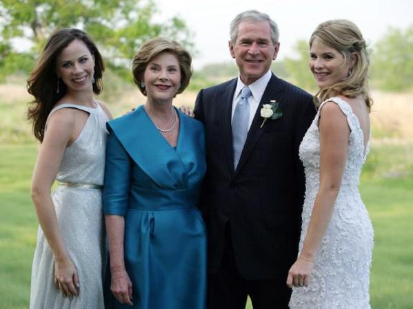 La boda, que se realizó en privado en la finca de 648 hectáreas (1.600 acres), fue muy distinta a otras de las familias que han habitado la Casa Blanca, como la de Luci Baines Johnson en 1966, la cual fue observada por millones de personas por televisión.