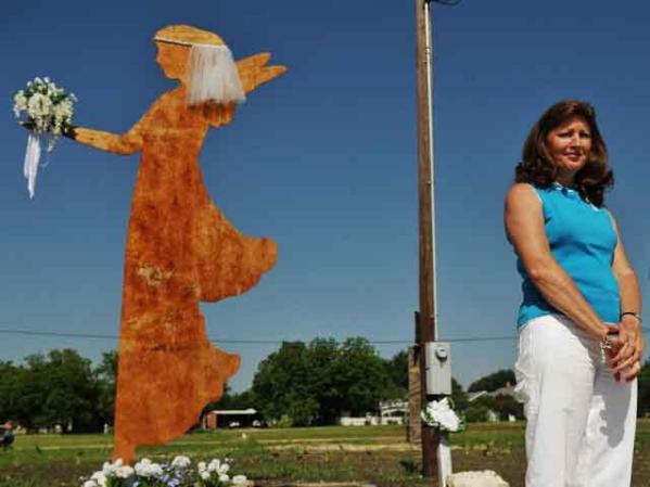 La maestra local Marylin Judy decoró su estatua el "Angel del Amor" con toques alegóricos a la boda.