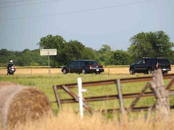 La comitiva del presidente Bush transita por los campos de Crawford.
