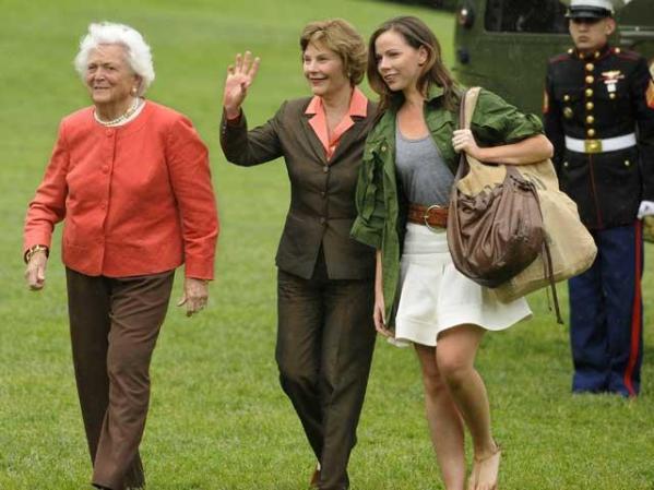 La madre del presidente, Bárbara, la esposa del mandatario, Laura, y su hija, Barbara, de regreso a la Casa Blanca.