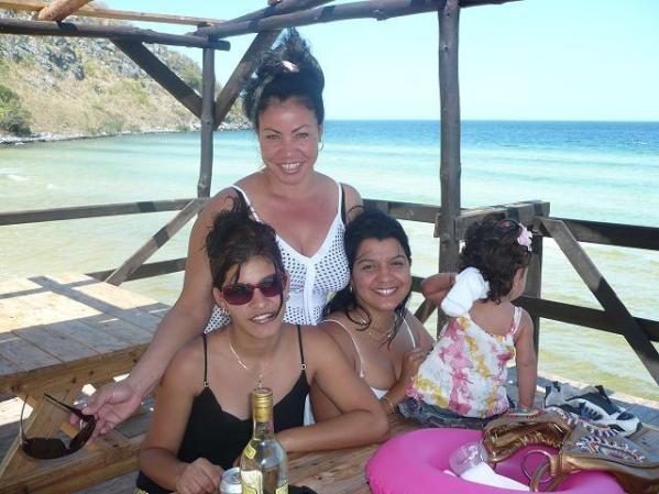 mujeres de la familia de alex en una playa en gerona