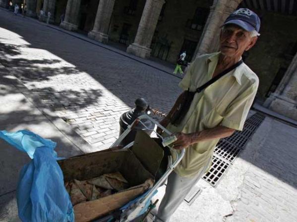 10 DE MARZO, 2008: Vendedor callejero en La Habana.