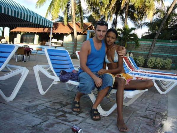SIMONE Y MAGALY EN LA PISCINA DE LA VILLA PANAMERICANA.