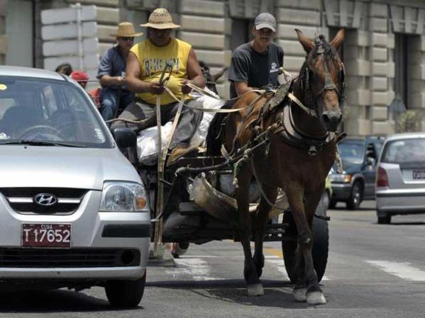 Un carromato comparte asfalto.