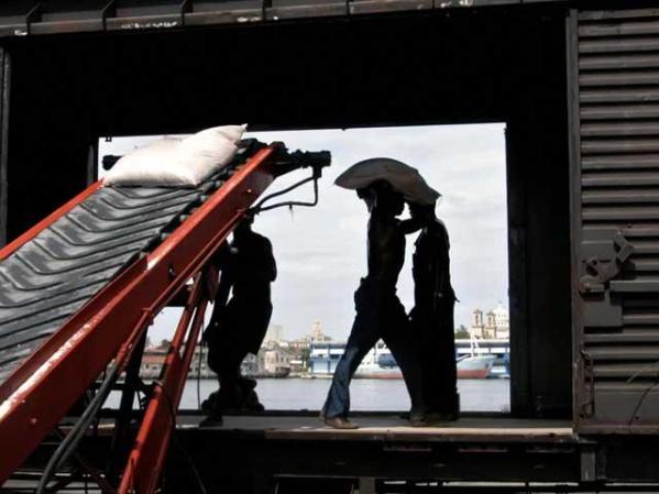 12 DE MAYO, 2008: Descarga de harina en el Puerto de La Habana.