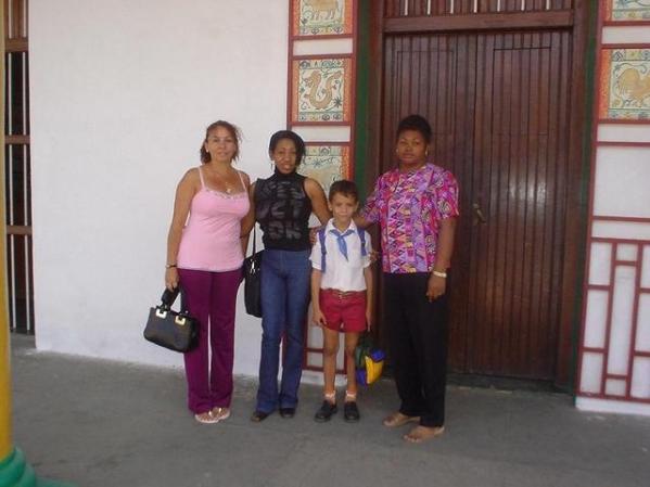 con las maestras de mi enano en cuba.