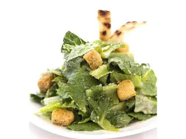 La ensalada César y otras comidas "dietéticas" como las Ensaladas Taco, son las más engañosas. Por ejemplo, la ensalada César con pollo de Chili´s tiene más de mil calorías, 76 gramos de grasa y casi dos mil miligramos de sodio.
