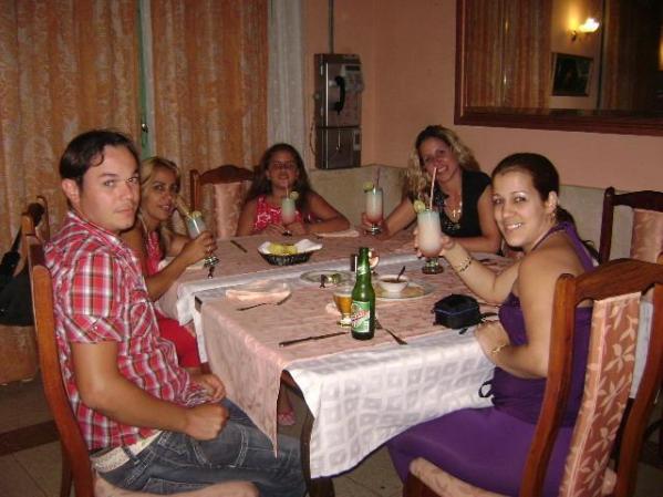 comiendo pizzas en el barrio chino.