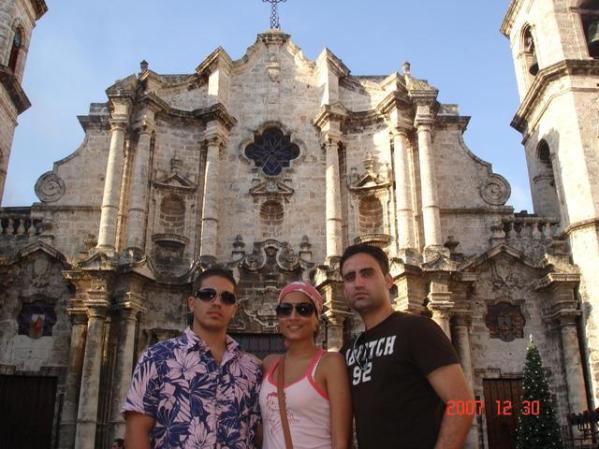 con mi primo y su novia en la catedral