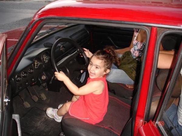 mi nina manejando un lada