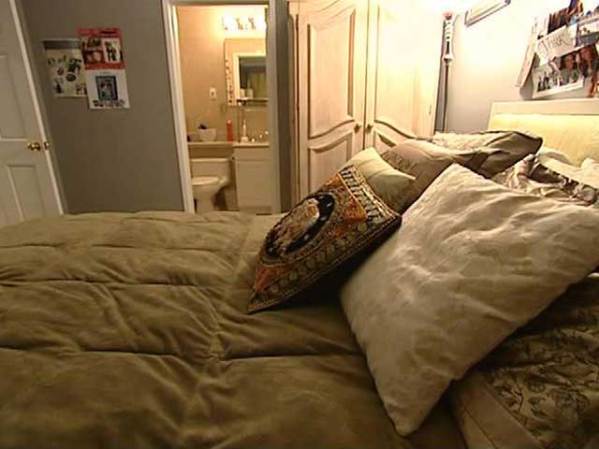 Una cómoda cama en el cuarto de una de las reina de belleza.