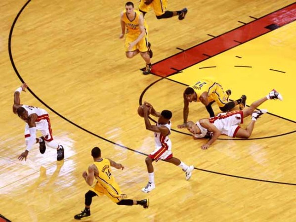MIAMI, FL - MAY 22: El Heat de Miami derrota espectacularmente a los Peacers de Indiana en tiempo extra 103-102 con soberbia canasta de Lebron James.