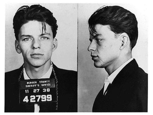 Frank Sinatra fue detenido en Nueva Jersey en 1938 acusado de mantener un romance con una mujer casada (sí, es cierto). Los cargos más tarde fueron de desestimados.