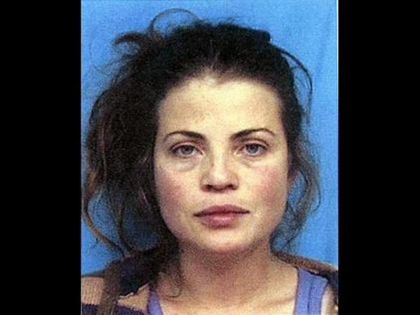 Jasmine Bleeth, considerada en su momento una de las mujeres más bellas del mundo cuando participaba en la serie "Baywatch", cayó en una espiral de descontrol que desembocó en esta foto policial, tomada a raíz de su arresto en el 2001 en Michigan por posesión de cocaína. Desde entonces ha recobrado su rumbo.