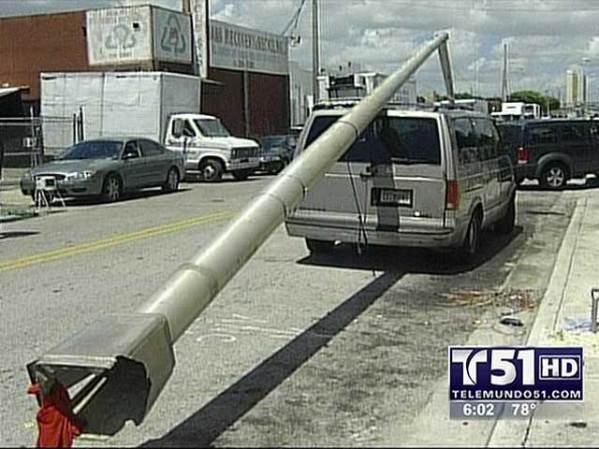 29 DE JULIO, 2008: Un hombre fue arrestado en Miami, acusado de intentar vender un poste de la luz.