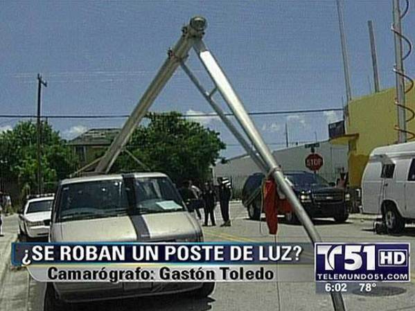 Arrastró el farol con su camioneta "van" hasta un negocio de chatarra.