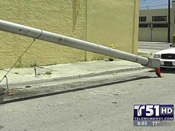 Según Obregón, el dueño de la chatarrería, otras personas ya le han intentado vender alcantarillas de la calle.