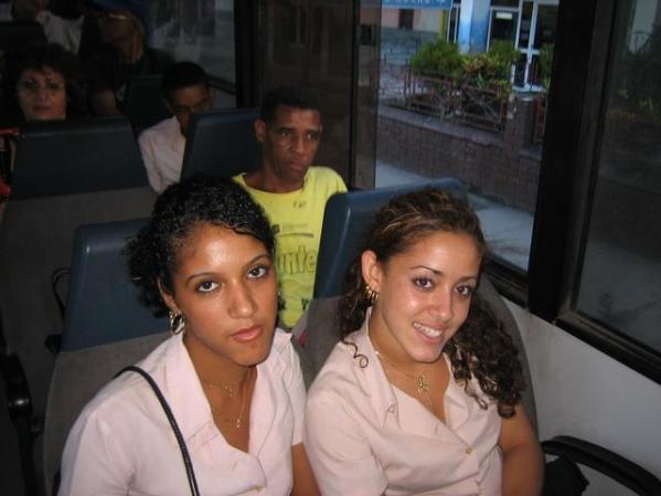 Mis Amigas en una Guagua en el Cotorro.