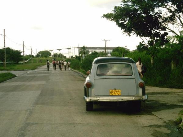 Un carro de ultimo modelo en cuba(cotorro)