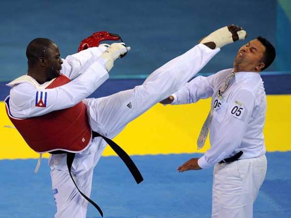 Un cubano de taekwondo fue suspendido de por vida en las Olimpiadas de Pekin del 2008 tras darle una patada al juez en la cara.