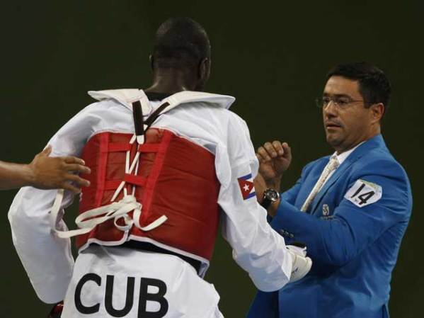 Hubo más forcejeos sobre la lona y Matos incluso amagó con el puño varias veces.