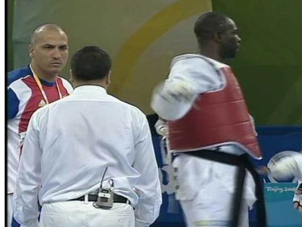 El luchador cubano y su entrenador protestaron airadamente la decisión del juez.