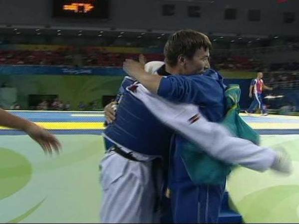El ganador kazajo es felicitado por su delegación.