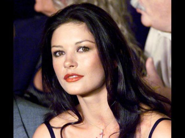 Catherine Zeta Jones tiene sangre galesa y una escultural figura que trasciende la edad. Nacida el 25 de septiembre de 1969, la esposa de Michael Douglas ¡es una diva!