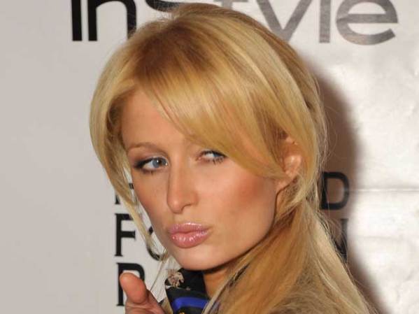 Paris Hilton cae presa en Sudáfrica, frente al estadio Nelson Mandela durante la Copa del Mundo de Fútbol.