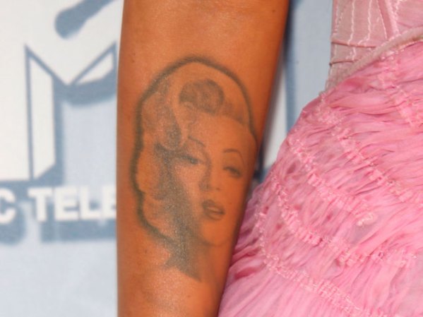 Una de las más conocidas características de Fox es la de plasmar tatuajes en su cuerpo. Marilyn, según la actriz, es uno de sus modelos a seguir.