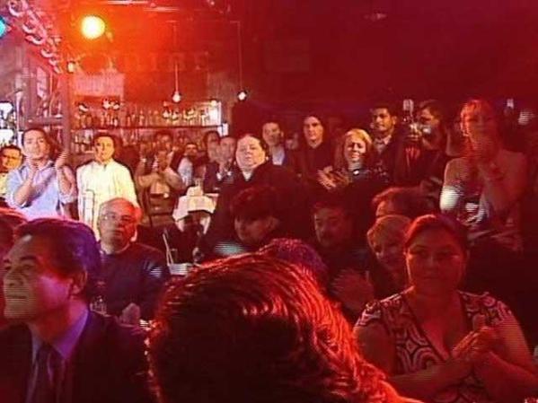 El ambiente de la sala es, para decirlo de alguna manera, íntimo.