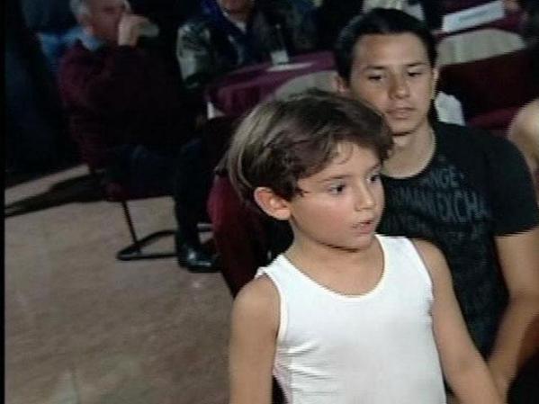 Pese a lo avanzado de la noche, los hijos de Niurka asistieron al espectáculo, entre ellos Emilio, de cinco años.