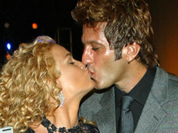 Larios, formaba parte de la telenovela "Velo de novia", que en aquel entonces producía Osorio y en la cual ella también participaba.