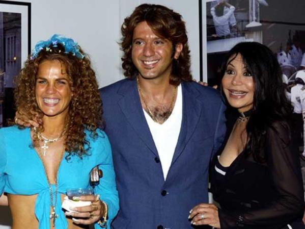 A inicios de 2006 sin embargo anunciaron su separación y se divorciaron el 28 de junio del mismo año.