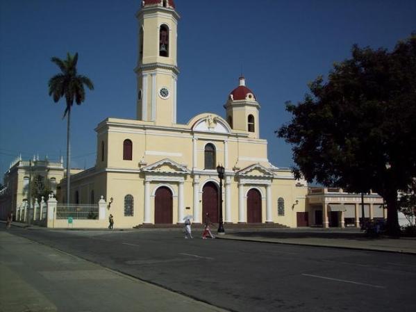 Iglesia de Cienfuegos parque Jose Marti