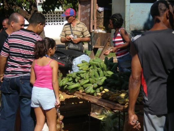 Personas en la feria de La Habana del Este. En el parqueo detras del CUPET.