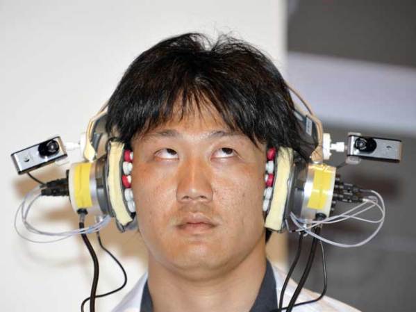 Un técnico mueve sus ojos para controlar un sintonizador musical. En Japón exploran el futuro.