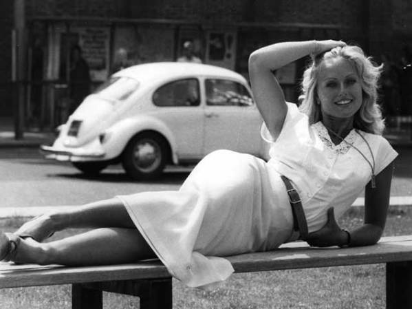 Mary Stavin, fue Miss Mundo representando a Suecia, "A View to Kill" (1985).