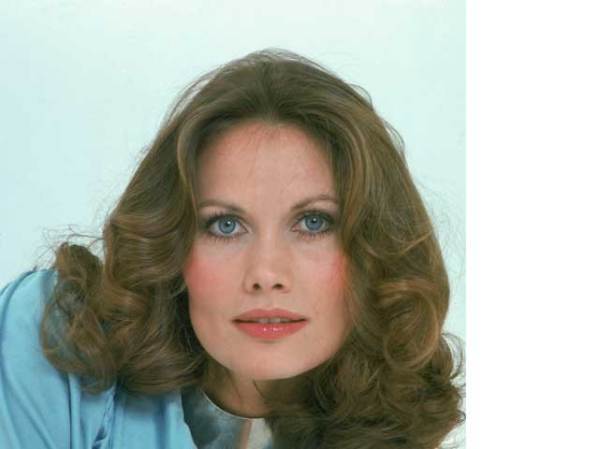 Maud Adams muere temprano en "The Man with the Golden Gun" (1974).