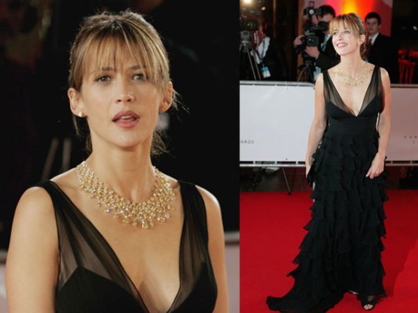 Sophie Marceau, "The World Is Not Enough" (1999), es Electra, una mujer que traiciona a Bond y por poco lo mata.