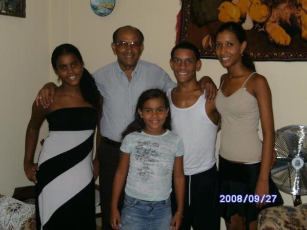 Mis nietas y nieto.