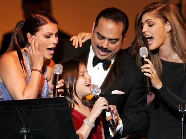Olga Tañón, Sarita José (hija de José José), Gilberto Santa Rosa y Ana Bárbara cantan juntos. En su natal Puerto Rico, el Senado designó el 9 de noviembre como “El Día de Olga Tañón”, en reconocimiento a su talento y a los logros obtenidos en el ámbito internacional, que la convierten en ejemplo para la juventud.