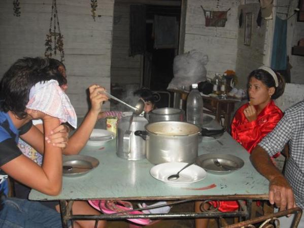 disfrutando de la comida cubana