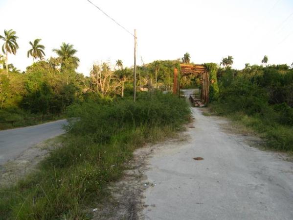 una calle para no arreglar un puente camino a tapaste (arango).