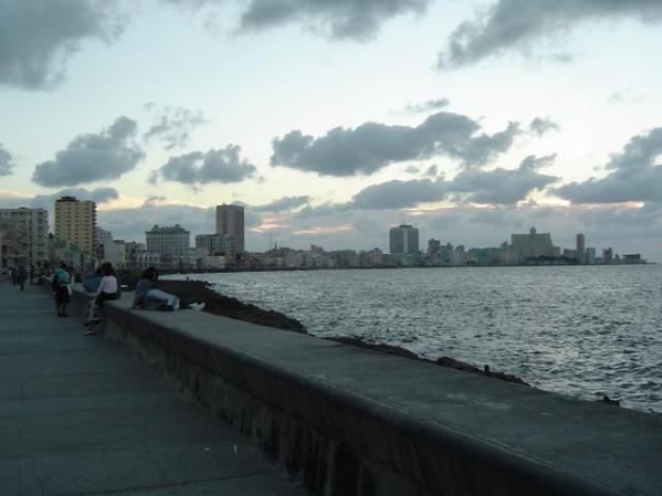 Anochecer en el malecon de Habana