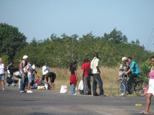 entronque de jaguey grande .,personas esperando por botella !!!!