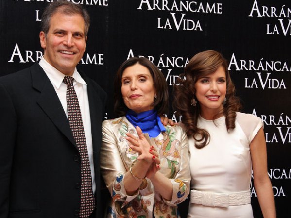 Aquí con el director Roberto Sneider y la escritora del libro, Ángeles Mastretta, en 2008, durante el lanzamiento de la película.