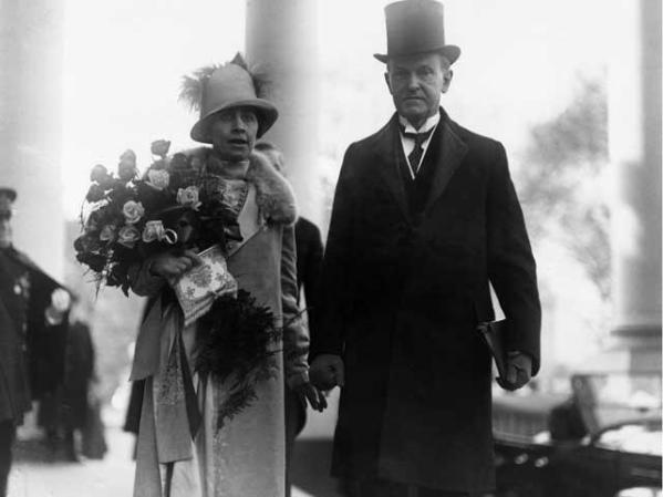 Calvin Coolidge con su esposa y Biblia en mano se encamina a jurar la presidencia el 4 de marzo de 1925.